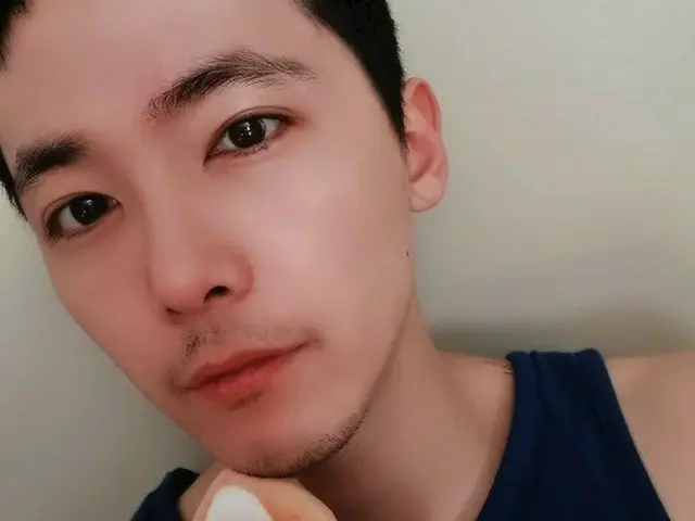「FTISLAND」イ・ホンギ、髭を伸ばしてワイルドに…軍人ポーズ披露?