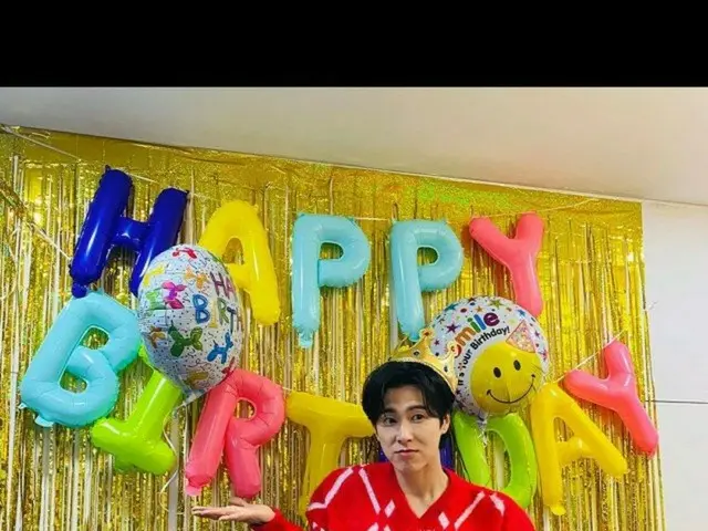 「東方神起」ユンホ、誕生日のお祝いに感謝…赤いニットがとてもよく似合う