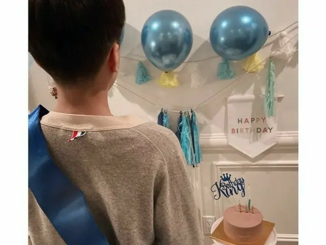 クォン・サンウ♥ソン・テヨンの息子ルッキくん、もうこんなに大きく?!…後ろ姿もすでにイケメン