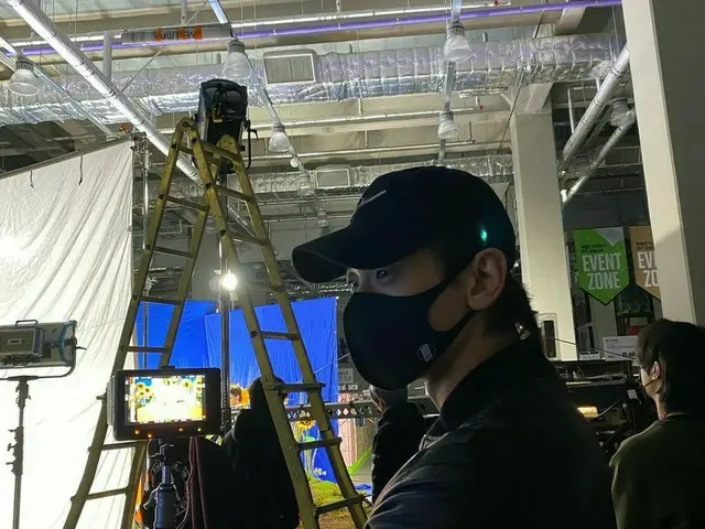 RAIN（ピ）、「Ciipher」の撮影現場を訪問…立っているだけで漂う特別なオーラ