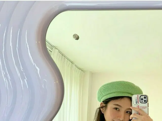 「Red Velvet」ジョイ、春の雰囲気満載のセルフィーショット…細すぎる腰に注目