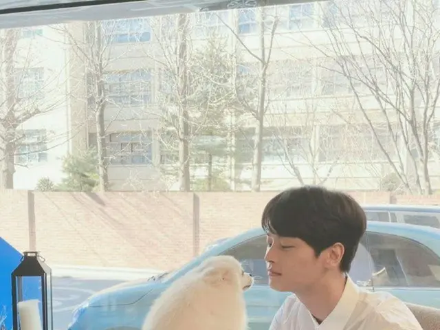 チャ・ハギョン（VIXXエン）、子犬と戯れるやさしい姿…ホワイトシャツでいっそうまぶしいビジュアル