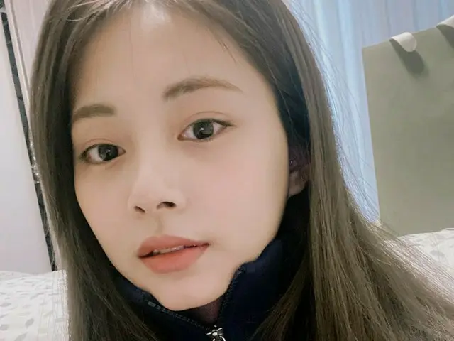 「TWICE」ツウィ、超どアップセルフィーも輝くさわやかビジュアル