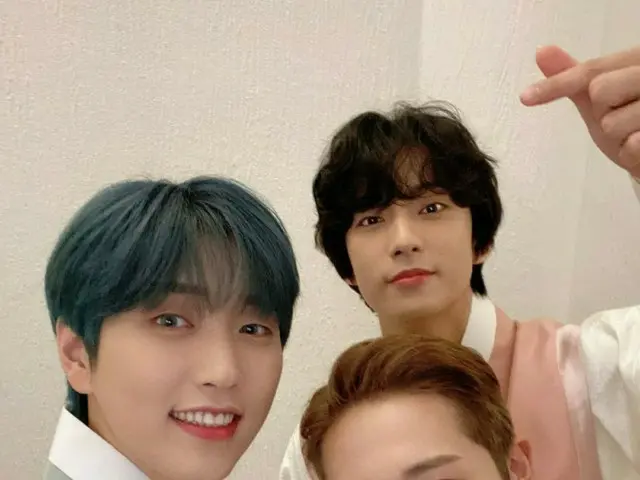 「B1A4」サンドゥル、メンバーと一緒に高貴な雰囲気の韓服姿披露…ブルーのヘアカラーが新鮮
