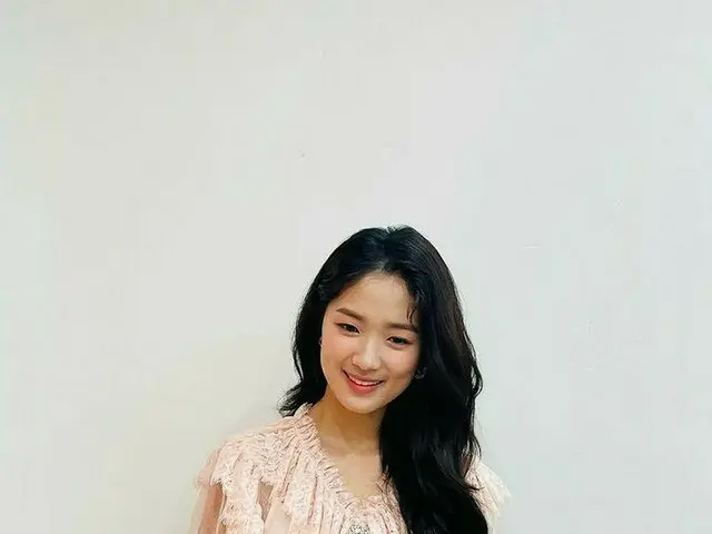 女優キム・ヘユン、清楚なフリルのワンピースで出演番組PR…ラブリーな魅力にキュン
