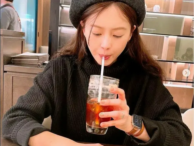 女優Ara、カフェでのまったり…ベレー帽がお似合いな近況ショット