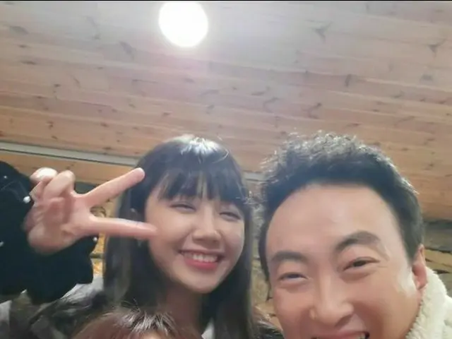 パク・ミョンス、「EXID」ハニ＆「Apink」チョン・ウンジと仲良しショット公開「可愛い妹たち」