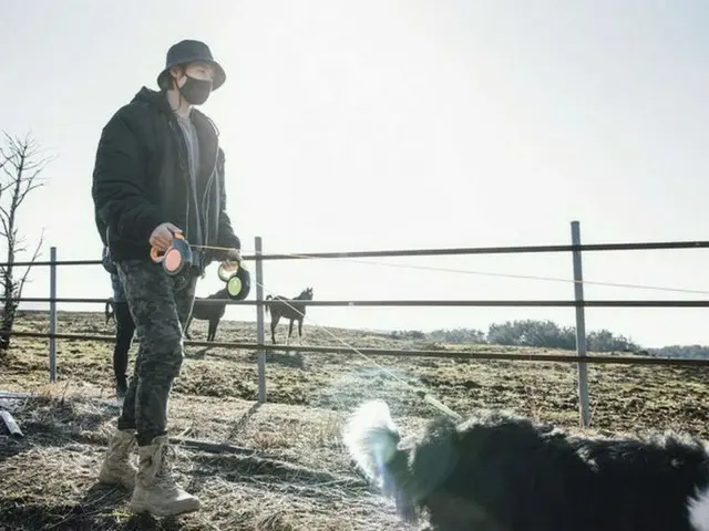 キム・ヒョンジュン（リダ）、さりげないファッションにも目を引くビジュアル…愛犬たちと散歩中