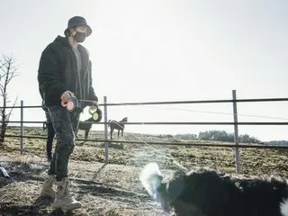 キム・ヒョンジュン（リダ）、さりげないファッションにも目を引くビジュアル…愛犬たちと散歩中