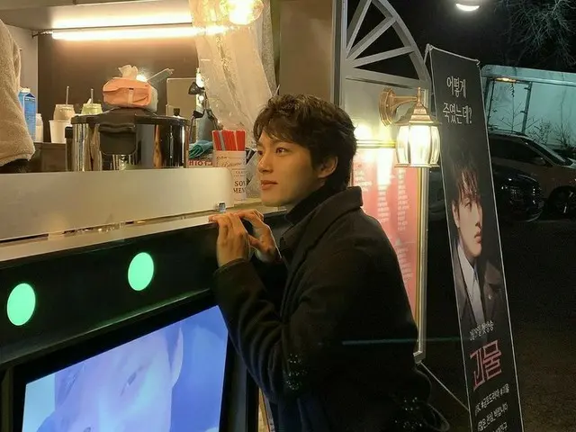 俳優ヨ・ジング、お姉様ファンからのカフェカーに明るい笑顔