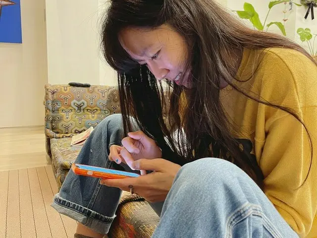 女優コン・ヒョジン、時間が流れてもコンブリーはコンブリー♥…スマホで何見てるの？