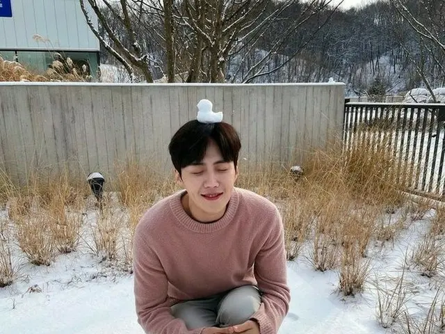 俳優キム・ソンホ、雪のアヒルよりかわいい男…笑顔がこぼれる魅力