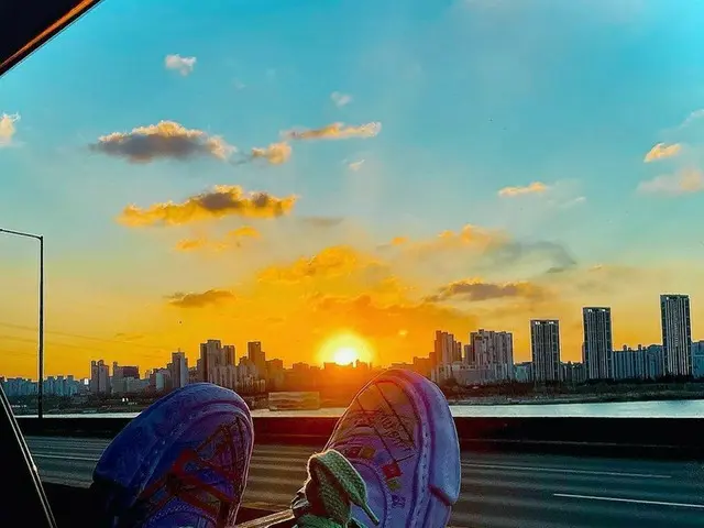 「BIGBANG」G-DRAGON、カスタムスニーカーはいて車の中で休息...“日常が映画”