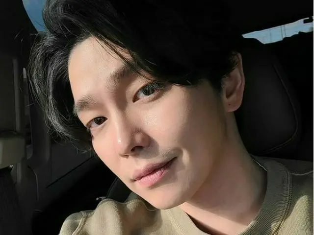 俳優ユン・ギュンサン、すっきりした顎のライン披露…ダイエット成功？