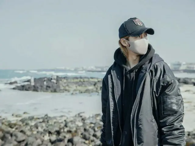 キム・ヒョンジュン（リダ）、冬の海を背景にしてグラビアのような日常公開…横にはいつも愛犬たち