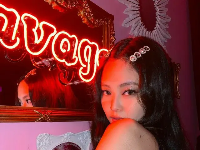 「BLACKPINK」ジェニー、魅惑的な後姿…そっと見える細いウエストが視線強奪
