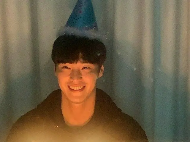 イ・テファン、誕生日ケーキ持って真の笑顔…幸せオーラ満載