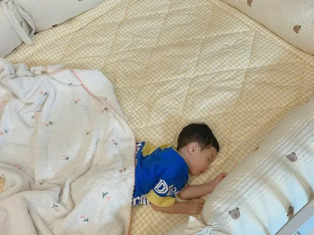 「FTISLAND」チェ・ミンファン♥ユルヒ夫妻の息子ジェユルくん、寝顔もかわいい…“かわい子ちゃんの昼寝時間”