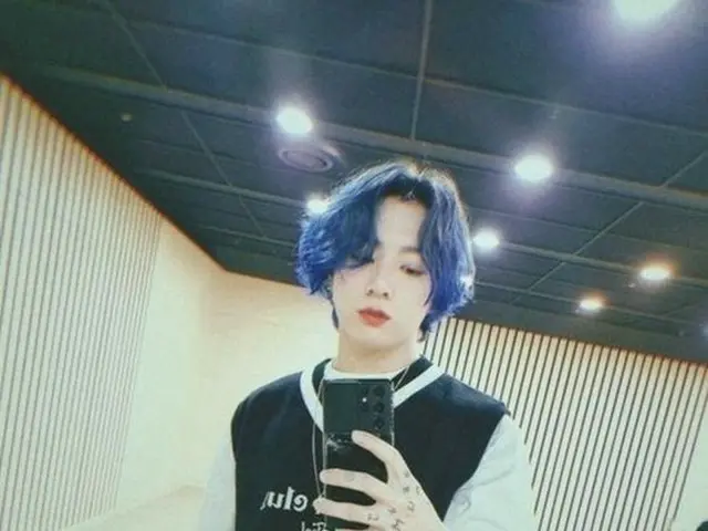 「BTS（防弾少年団）」ジョングク、ブルーヘアに大変身…ファンからも絶賛相次ぐ