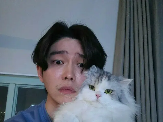 ユン・ギュンサン、飼い猫クンイちゃんと表情までそっくり…可愛い2ショット完成