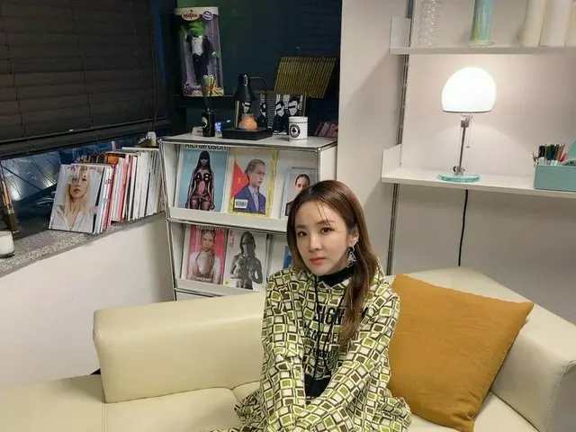 パク・サンダラ（2NE1出身）、ただ座っているだけで優雅なオーラ