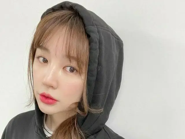 女優ユン・ウネ、パーカーのフード被ったラフな姿を公開…キュートなビジュアル