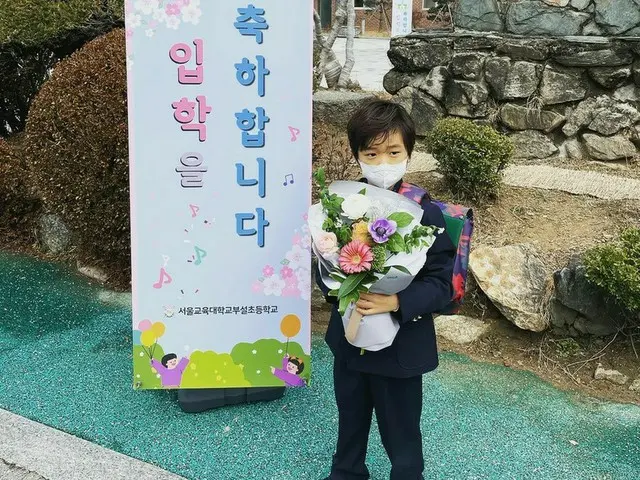 コ・ジヨンの息子スンジェくん、もう小学校入学…りりしい子供紳士