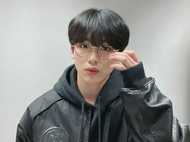 「WEi」キム・ヨハン、前髪おろして丸メガネ…子犬男子のかわいいビジュアル