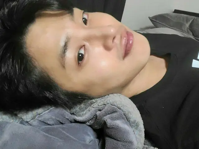 俳優キム・ミンソク、寝転んでいても素敵な横顔