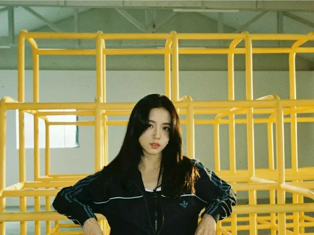 「BLACKPINK」ジス、ジャージでも映えるビジュアル…溢れる魅力がとまらない
