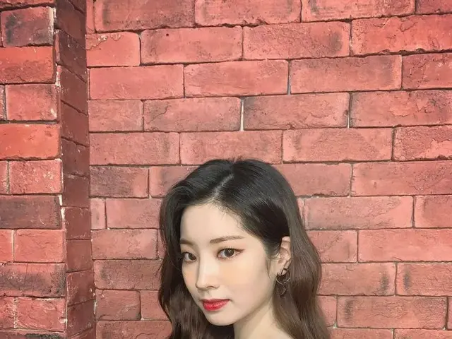 「TWICE」ダヒョン、こんなにセクシーだった?!…オフショルダーで表わした細い肩