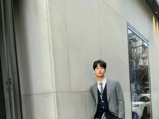 チャ・ハギョン（VIXXエン）、紳士的な雰囲気アピール…小顔と長い脚が視線を集める