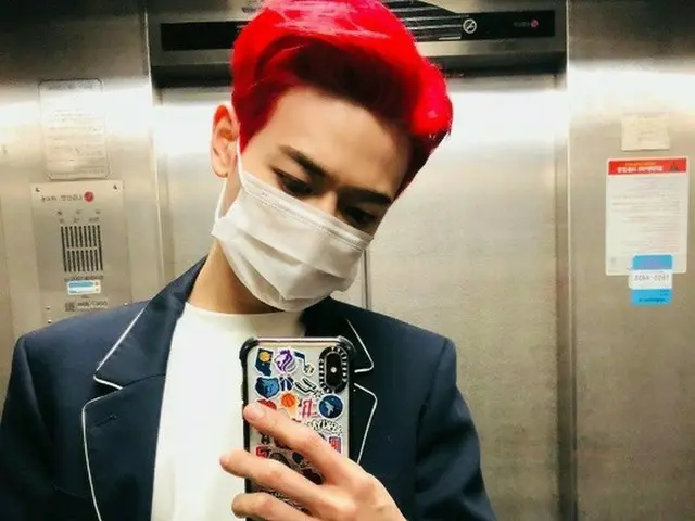 「SHINee」ミンホ、真っ赤な髪に大変身…強烈なカリスマ発揮