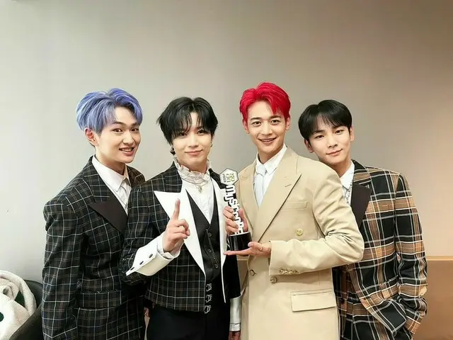 「SHINee」、「音楽中心」の1位トロフィー認証ショット“シャウォル愛してます”