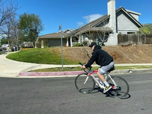 SE7EN、自転車に乗って少年のようなビジュアル…“アメリカ行きたい”