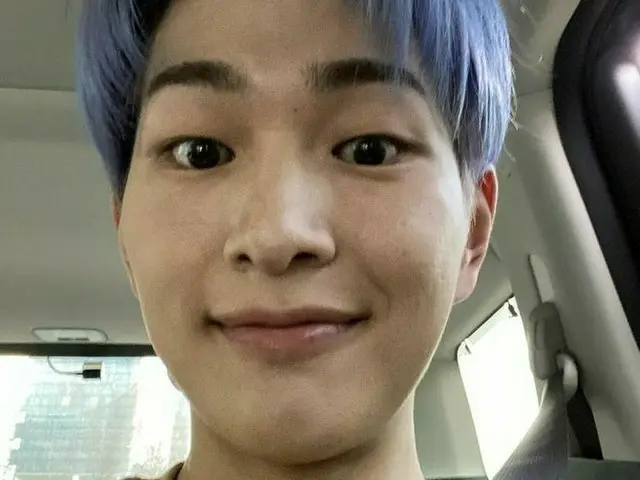 「SHINee」オンユ、下から撮影したお茶目な表情の自撮りショット