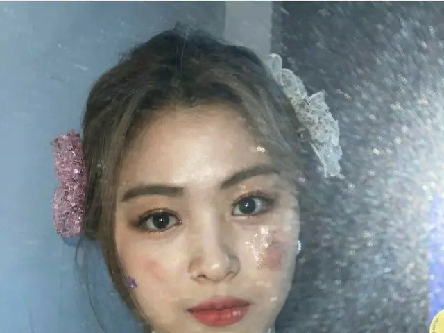 「ITZY」リュジン、透き通る美肌で茶目っ気あふれる表情披露…自撮りに胸キュン
