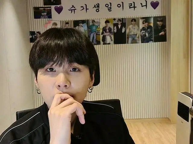「BTS（防弾少年団）」 SUGA、生配信で元気な姿を報告「肩のリハビリを継続中」