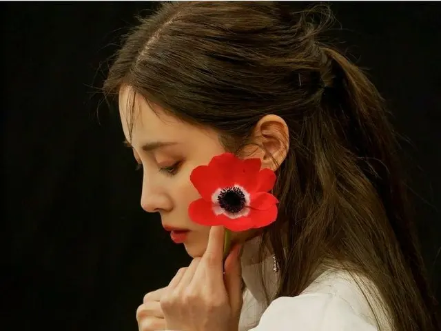 「少女時代」ソヒョン、花よりきれいな女神美貌…清純と優雅なビジュアル光る