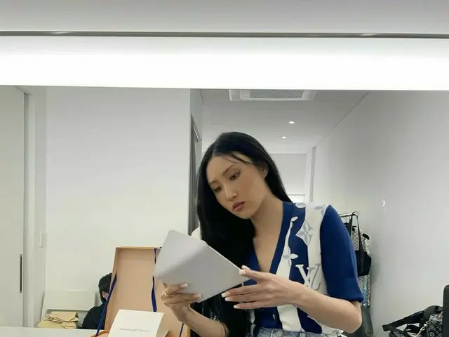 「MAMAMOO」ファサ、座った姿も超クール…ファンからも称賛
