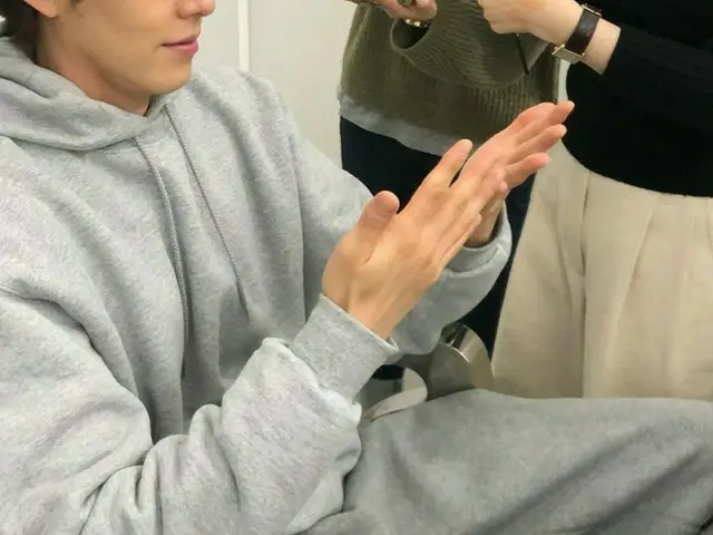 俳優キム・ウビン、両手を見つめる眼差しも優しい
