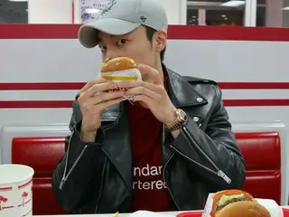 「海兵隊服務」 歌手ロイ・キム、ハンバーガー食べててもイケメン…光るビジュアル