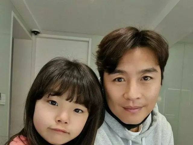 サッカー選手イ・ドングク、パパの引っ付き虫ソラちゃんと2ショット…「恐ろしい小学生」