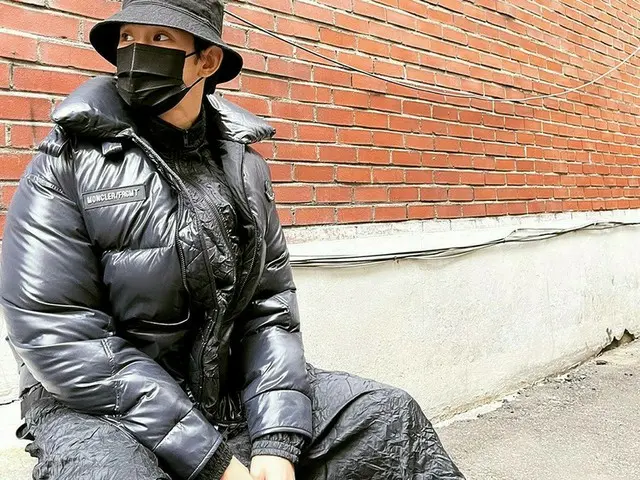 俳優キム・スヒョン、オールブラックの個性的なファッションで視線釘付け