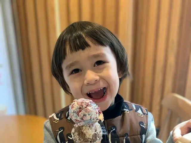 ウィリアムくん、アイスクリーム片手に幸せな笑顔♥
