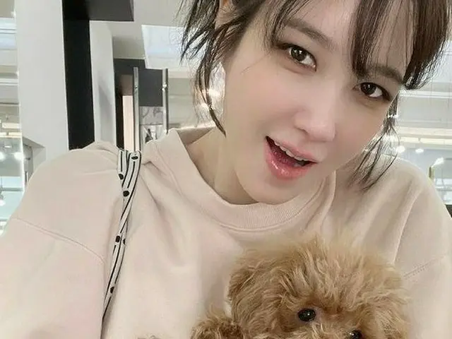 女優イ・ジア、子犬との2ショットを披露…プードルよりもかわいい美貌