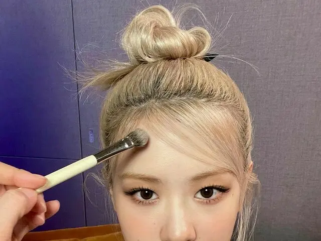 「BLACKPINK」ロゼ、メイク中の完璧ビジュアル