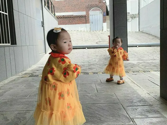 「FTISLAND」チェ・ミンファン♥ユルヒの双子の娘ちゃん、もうよちよち歩き