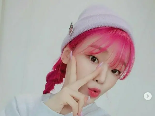 「OH MY GIRL」スンヒ、破格的なピンクへアに大胆にイメチェン大成功
