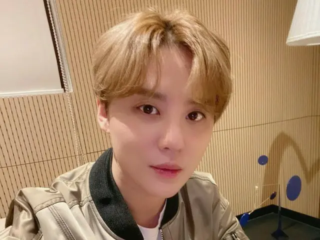 キム・ジュンス、ブロンドヘアもよく似合う…「MAMAMOO」ムンビョルの「STUDIOムーンナイト」出演